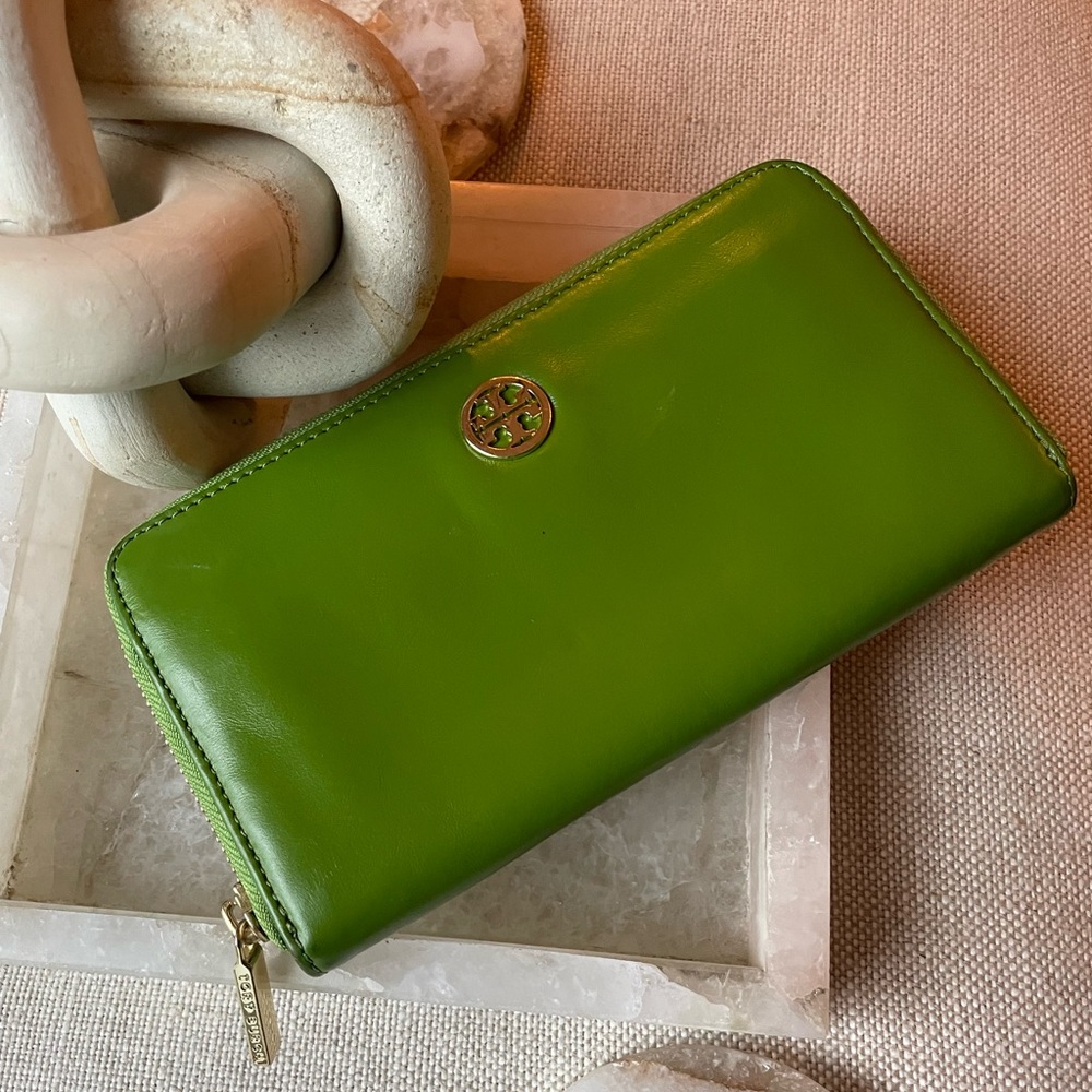 Tory Burch Dena Zip Wallet: Leaf Green, LIKE NEW 💝MOTHERS DAY💝
